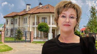 At 61 she is lonely How does Irina Rozanova live? Why is she not married and has no children