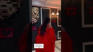 Julia Duarte aparece de um vestido vermelho extremamente lindo