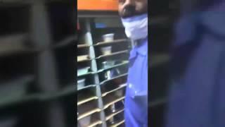 عامل نظافة يقوم بتجهيز طعام المرضى مستشفى الملك خالد حائل