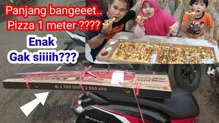 Pizza 1 meter pizza hut Panjang banget gimana bawanya ya ..  Berat lagi pizzanya...