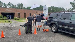 Watch media gather in front of Hampton County Sheriffs Office for Murdaughs hearing