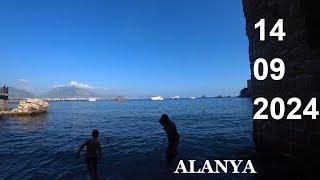 ALANYA ИЗМЕРЯЕМ ТЕМПЕРАТУРУ ВОДЫ В МОРЕ ТОЛПЫ ЛЮДЕЙ У КРАСНОЙ БАШНИ НА ПЛЯЖЕ 14 СЕНТЯБРЯ 2024