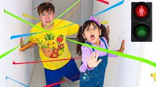Ellie & Andrea Silly String and Water Balloon Red Light Green Light Challenge
