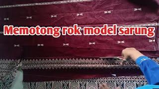 Memotong rok model sarung