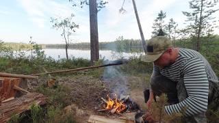 БЕШЕННАЯ ЩУКА ПОПАЛАСЬ НА САМОДЕЛЬНУЮ СНАСТЬ. УДАЧНАЯ РЫБАЛКА НА ЛЕСНОМ ОЗЕРЕ. РЫБАЛКА С ЛОДКИ.