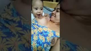 Desi mom boobs feeding baby  brestfeeding baby  feeding milk baby  Indian mom brestfeeding baby