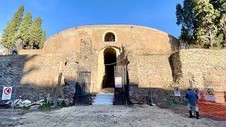 Whos buried inside the Mausoleum of Augustus?