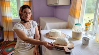 THE WOMAN LIVES ALONE IN THE MOUNTAINS. COOKING HOMEMADE CHEESE