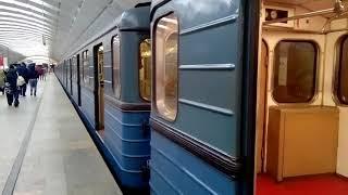 Метропоезд старой серии Еж3 Ем 508т отправляется со станции метро Сходненская.