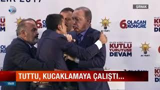 Erdoğanın konuşması esnasında sahneye fırlayan genç 