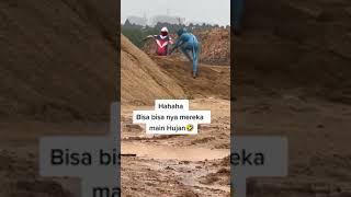 hahaha bisa bisa nya mereka main hujan