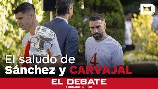 Carvajal y el comentado gesto ausente con que recibe el saludo de Sánchez