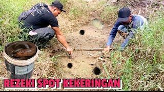 Mudahnya Mancing Belut Di Perkebunan Sawit Yg Lagi Mengering