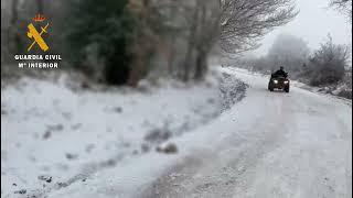 La Guardia Civil rescata a domingueros atascados en Moncalvillo por la nieve