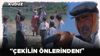 Kuduz Türk Filmi   Gülsüm ile Yakupa Çocuklar Etten Duvar Örüyor