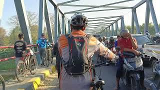 Macet Parah Di Jembatan KaliKethek  Gowes Jelajah Bojonegoro 2024 ‎@HappyGowesER 