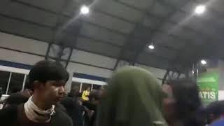 Gokil Saat polisi tembaki mahasiswa di dalam stasiun