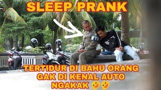 Sleep prank pura-pura tidur di pundak orang gak di kenal