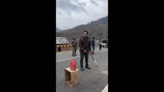 Sachin Tendulkar plays Gully Cricket in Kashmir सचिन तेंडुलकर कश्मीर में गली क्रिकेट खेलते हुए