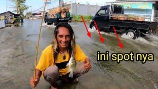 Hanya ada di Indonesia Mancing ikan di jalan raya