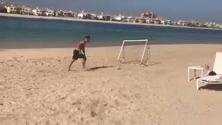 Роман Еременко играет в футбол на пляже