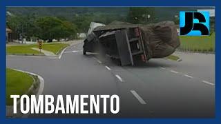 Flagra vídeo mostra momento em que carreta tomba em Santa Catarina