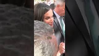 Una mujer a la Reina Letizia en Córdoba La quiero mucho a su marido y a sus hijas