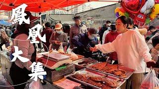 Phoenix Mountain Open-air Market in Yantai A culinary extravaganza amidst bustling crowds