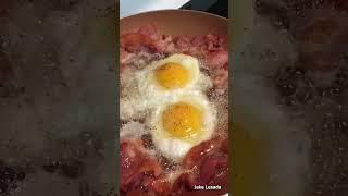 Bacon and eggs 1 pan sizzle.