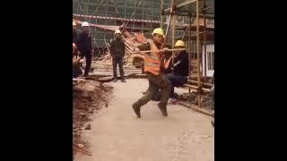 Break dans yapan inşaat işçisi