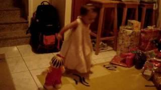 Isabela no Natal curtindo sua nova boneca que o Papai Noel trouxe