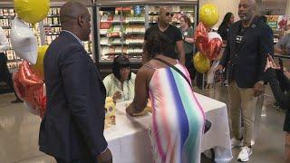 Legendary singer Patti LaBelle visits Cincinnati Kroger stores