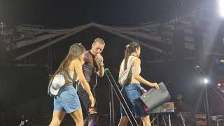 Coldplay Athens Olimpic Stadium. Chris invites two sisters to sing with him