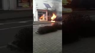 VW Bus brennt & explodiert  Feuerwehreinsatz @Bergneustadt - Kölnerstraße