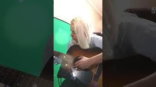 Первый раз взяла в руки гитару #guitar #videogames #pchelkaviking #music#narnia #vikingswarofclans