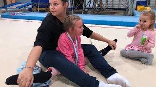 VLOG Мама растягивает дочку акробаткуMom does stretching daughter acrobat