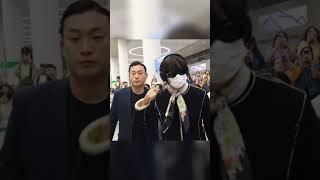 Taehyung did Jisoo’s flower dance at the airport  #taehyung #jisoo #vsoo #edit #trendingshorts