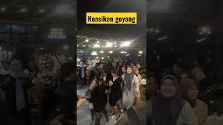 goyangan nya asik bgt #goyangtiktok  #wedding #viral #goyang #shorts