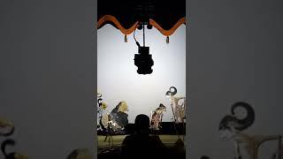 wayang dengan badan hitam legam