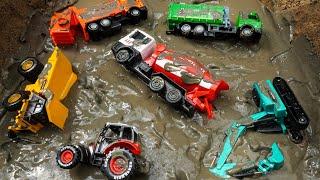 Найдите и спасите игрушечные машинки грузовики и игрушечные строительные машины в грязи.