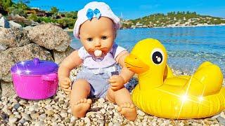 Dando de comer a los patos con la bebé Annabelle. Juego de cuidar bebés. Cuentos de Baby Born.