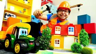 Çocuklar için inşaat oyunu. İbrahim ve oyuncak traktör Johnny ev inşa ediyorlar. Araba oyunları.