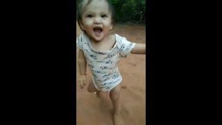 大好きなカンボジアのお祖母ちゃんを追いかける、歩けるようになったばかりのハーフの新1歳児！　#short