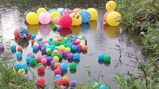 Popping balloons Meletus balon isi mainan di air menemukan mainan dll
