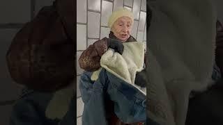 Бабушка в метро стояла  уже давно так понял  помогайте по возможности  добро всегда возвращается