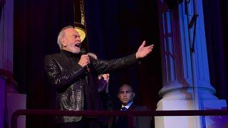 Neil Diamond makes appearance and sings at Opening Night for “A Beautiful Noise”