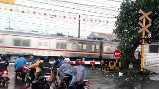 Baru Buka Udah Nutup aja   Perlintasan Kereta Api Krl Bukit Duri No 14 Manggarai Saat Hujan Turun