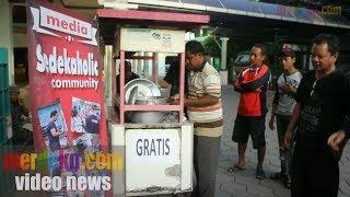 KOMUNITAS SEDEKAHOLIC BAGIKAN BUBUR GRATIS UNTUK WARGA