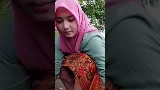 elina devia nyuci piring di sungai