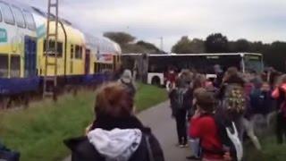 Zug rast in Schulbus – Busfahrerin rettet Schüler